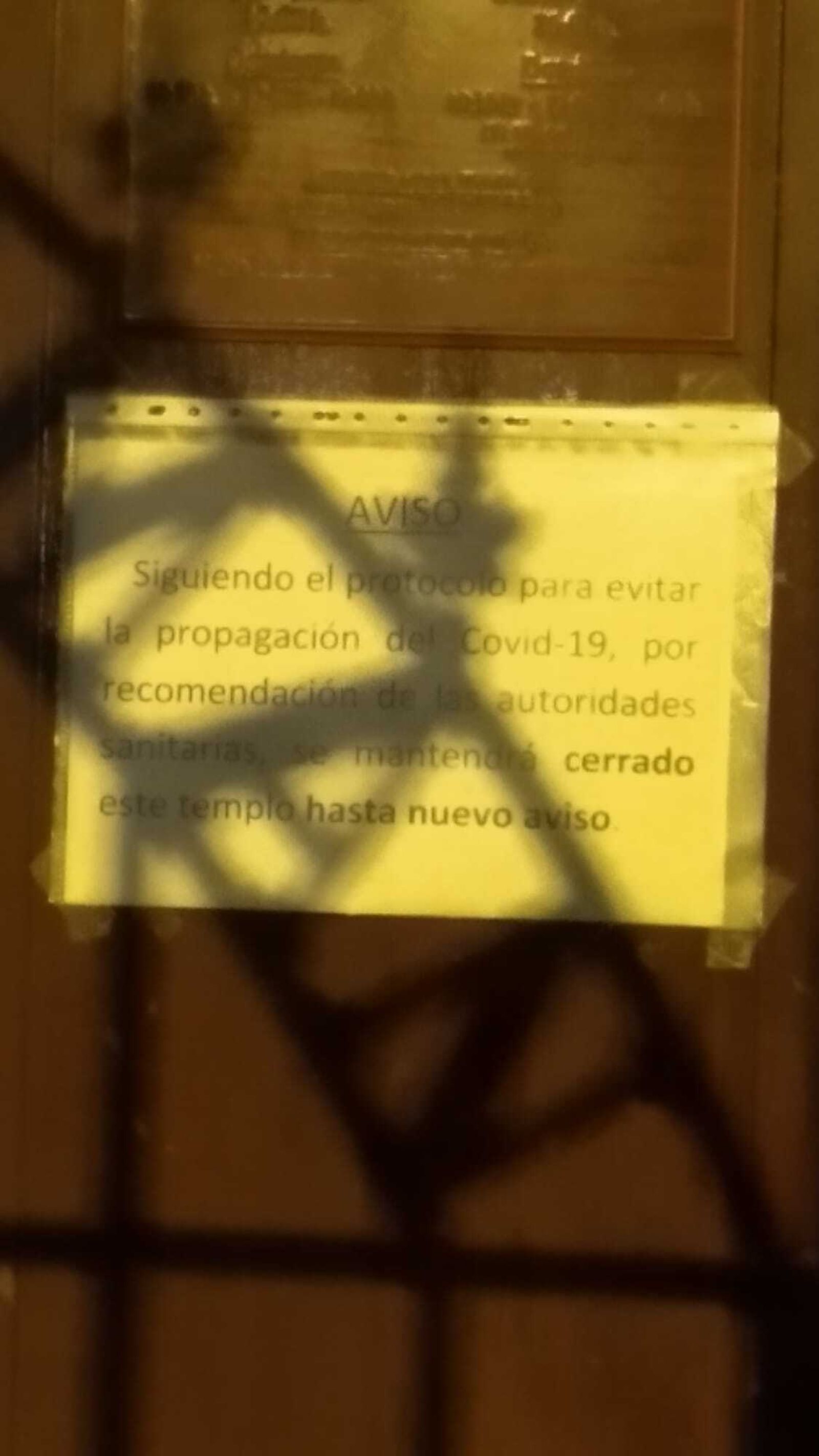 Imagen del cartel colgado a las puertas de la iglesia de San Servando y San Germán de Cádiz