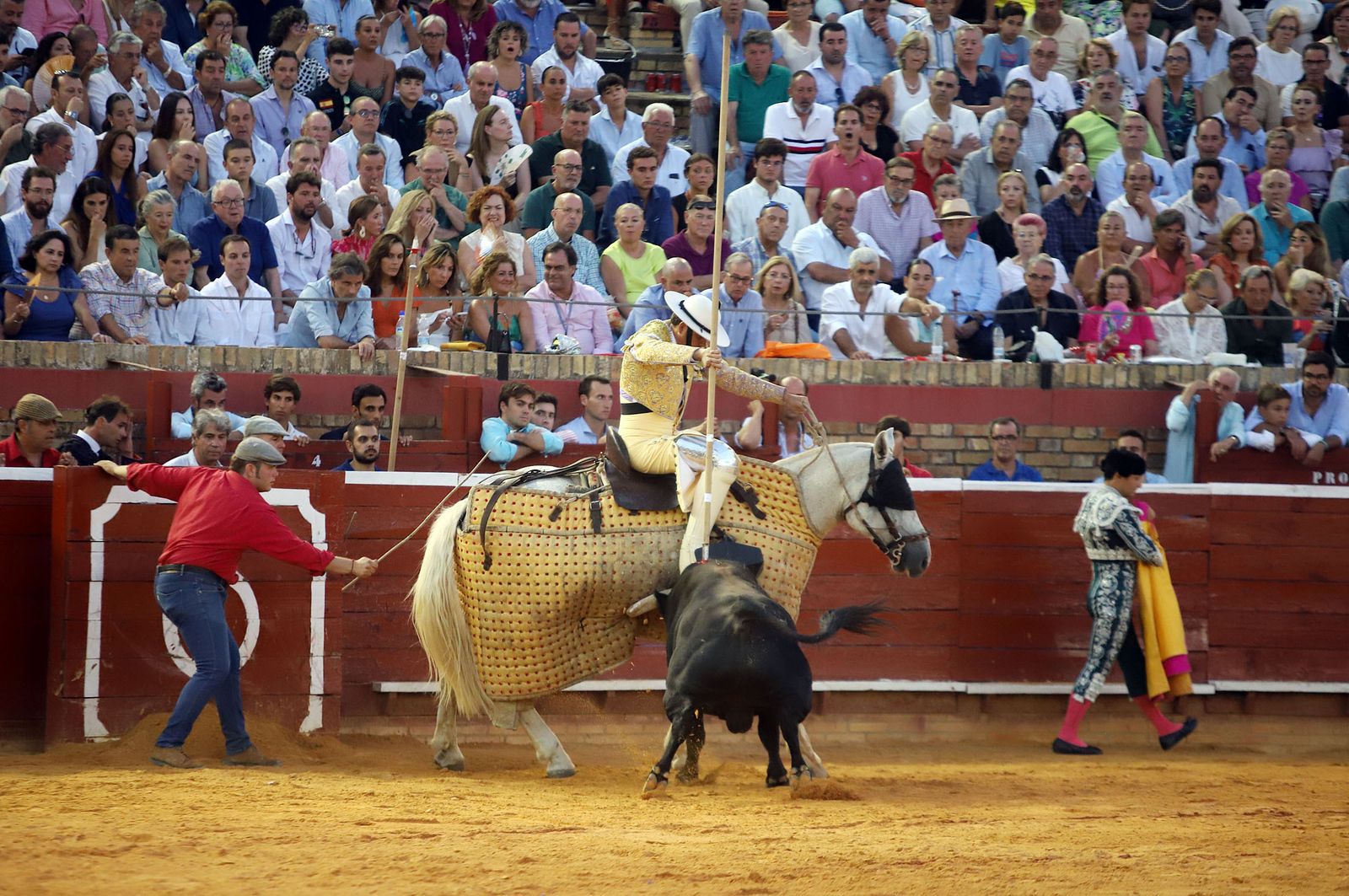 Colombinas 2023: Las imágenes de la corrida de toros de Roca Rey y ...