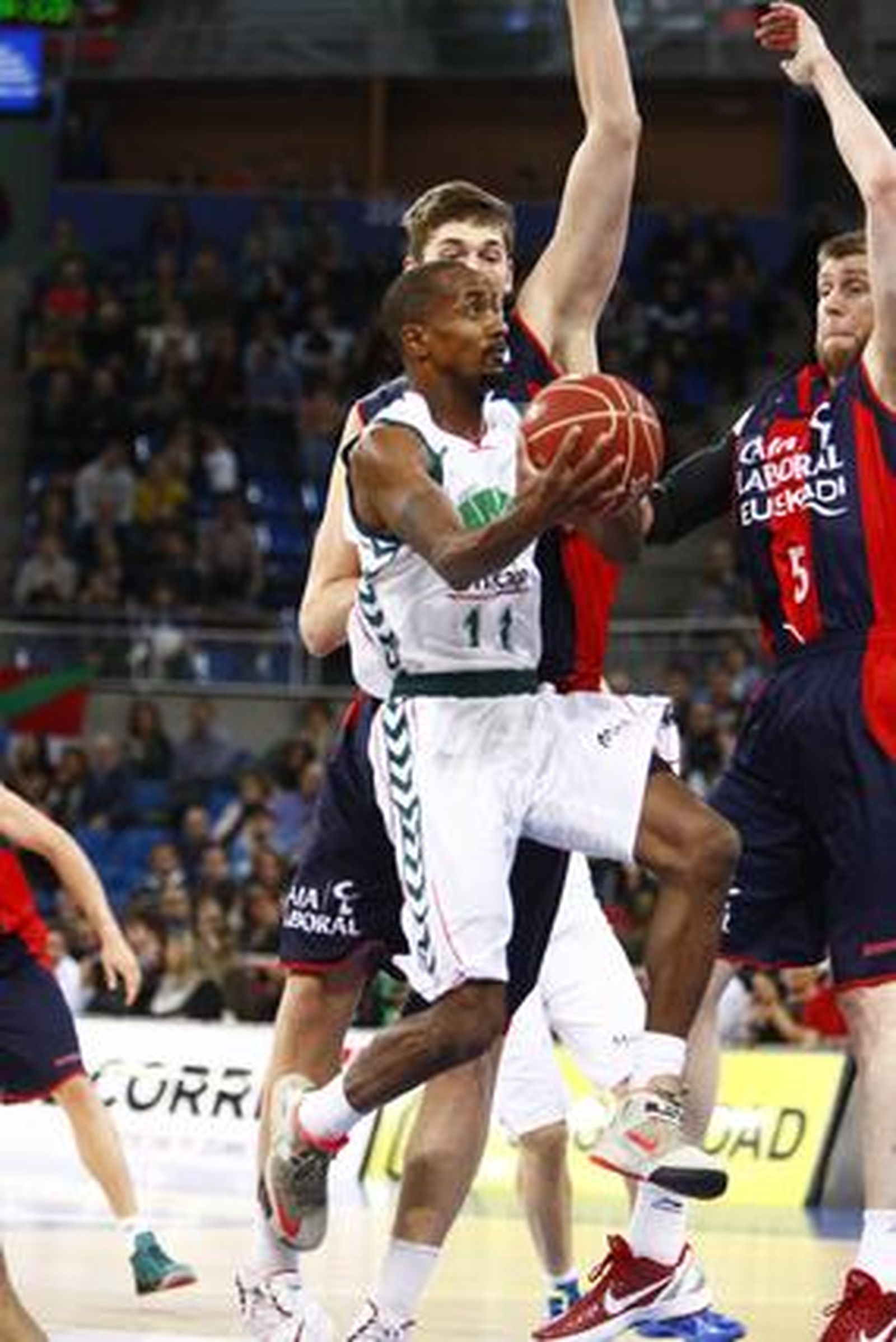 Las imágenes del Caja Laboral-Unicaja

Foto: Josu Izarra