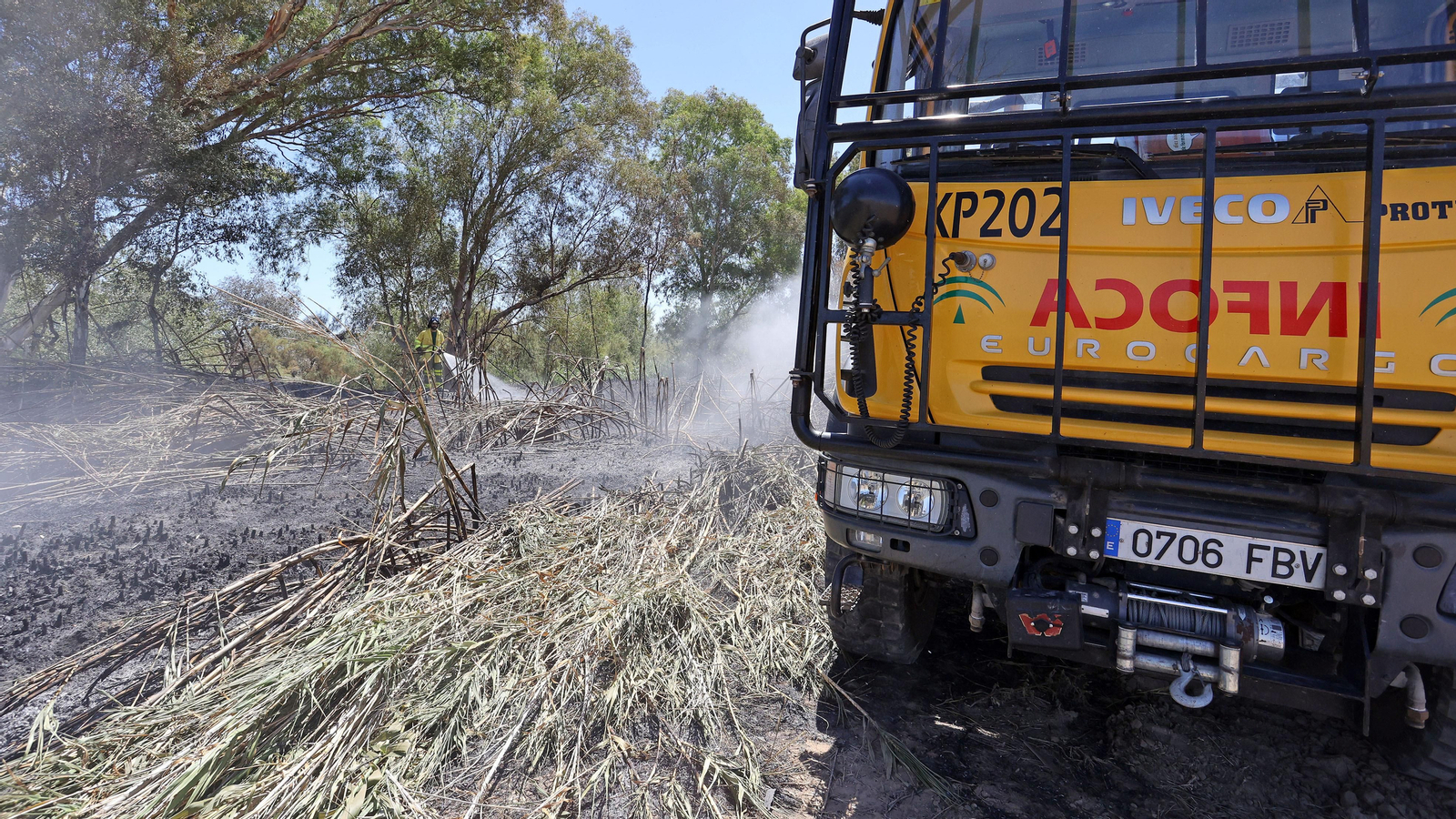 Infoca refresca la zona del incendio en La Ina