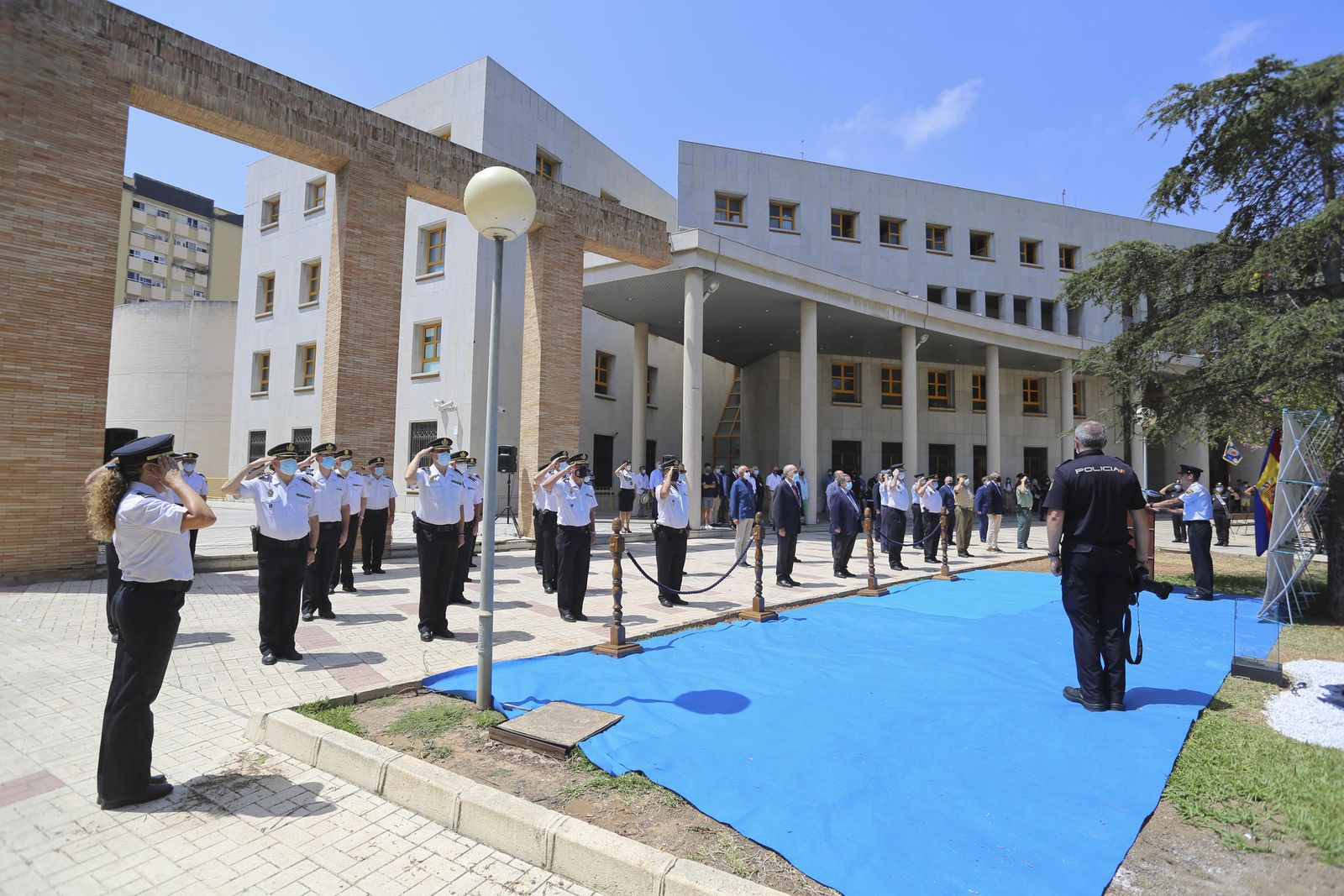 Fotos de la escultura que rinde homenaje a los policías fallecidos en Málaga