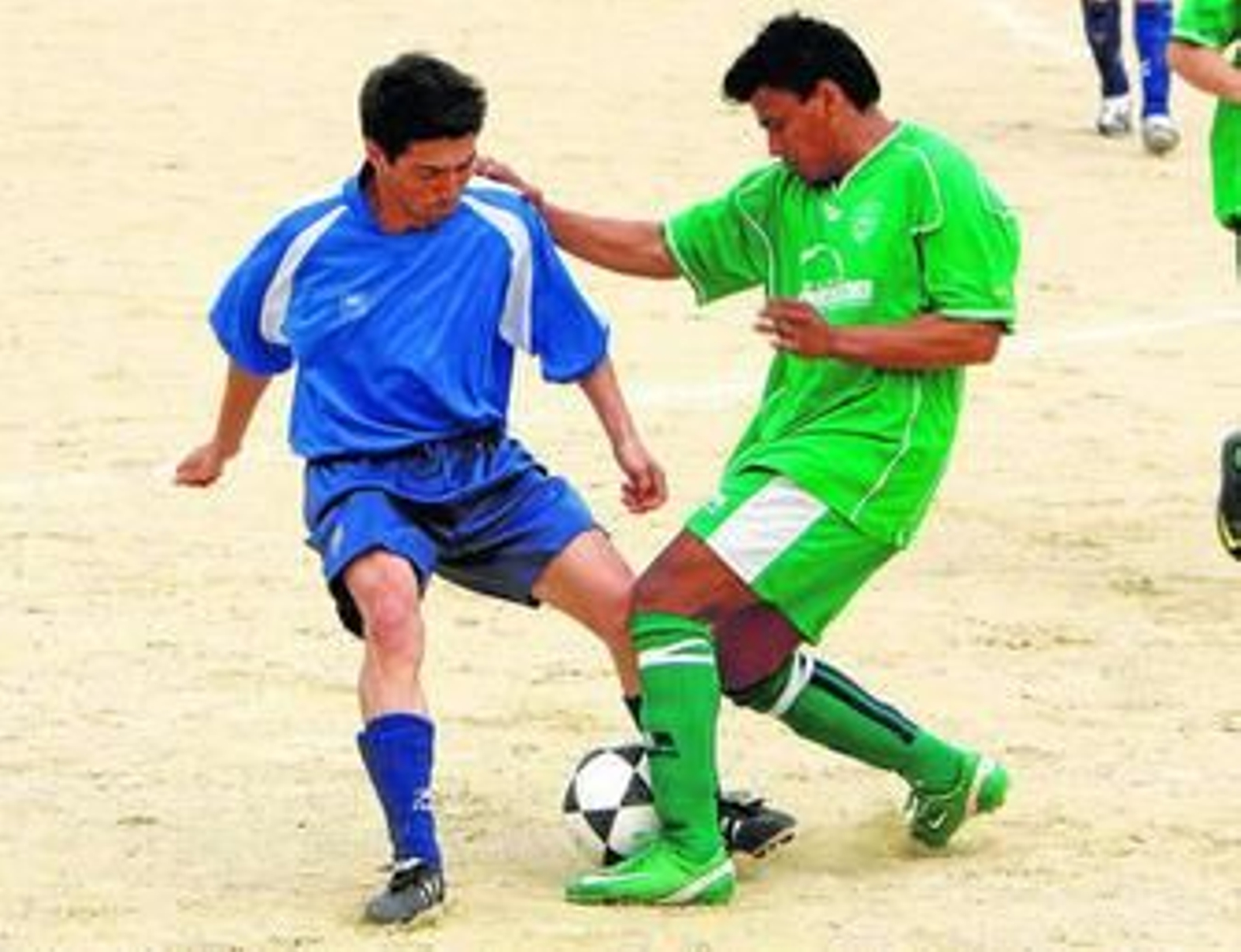 El molinero David Alcolea lucha un balón con el local Julio.