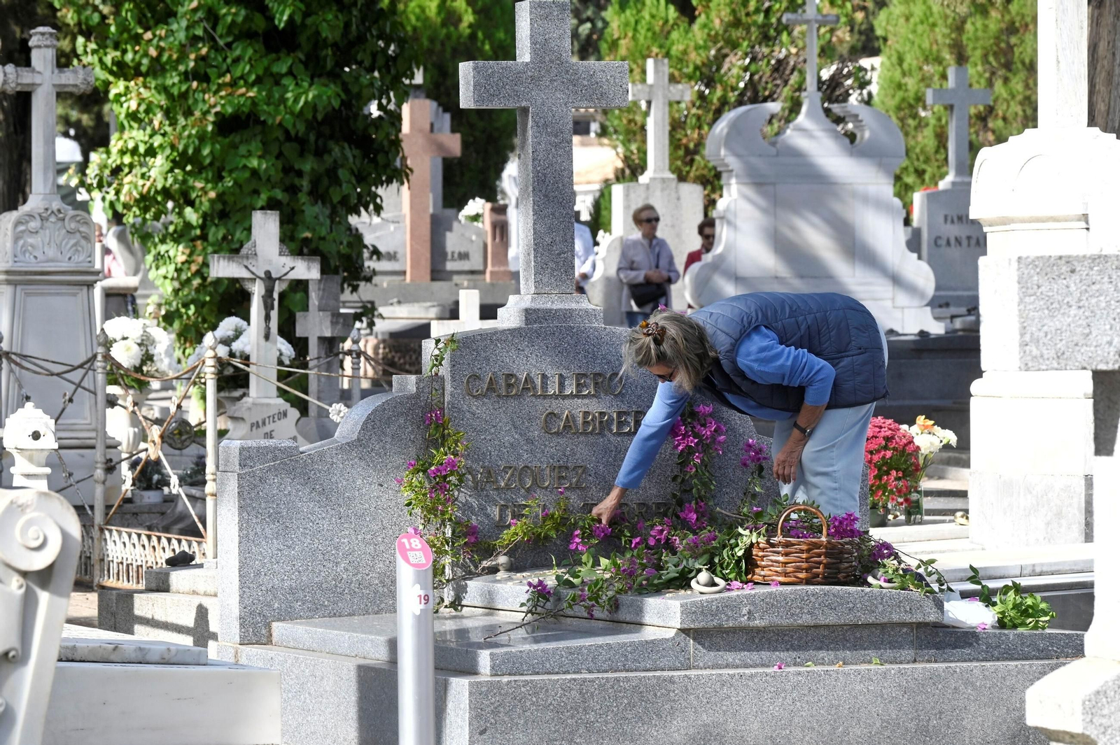 Las imágenes del Día de los Santos en los cementerios de Córdoba