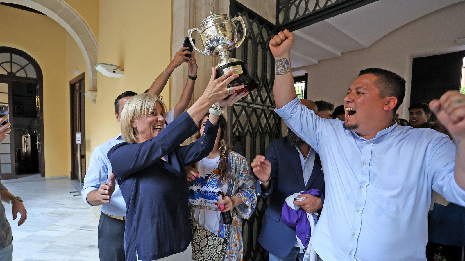 Baño de masas del Xerez CD en Jerez por su ascenso