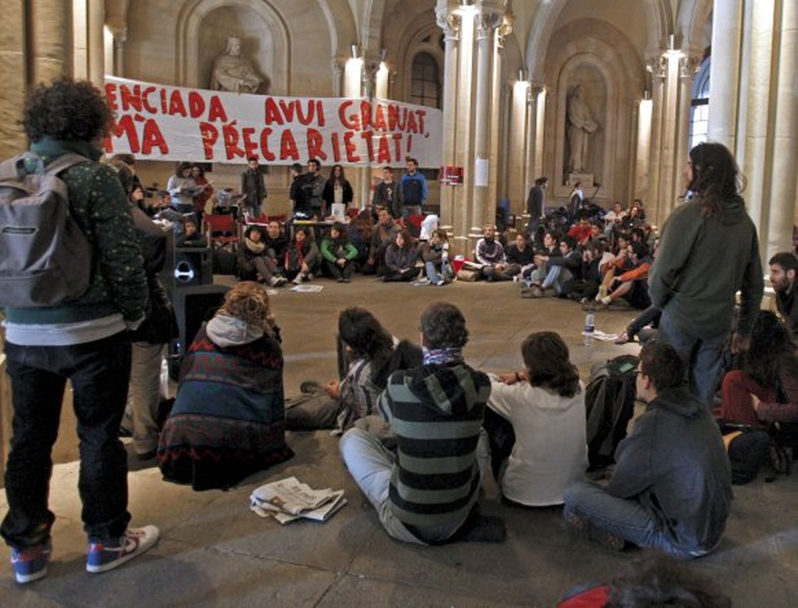 Unos 200 estudiantes se encierran en una facultad barcelonesa