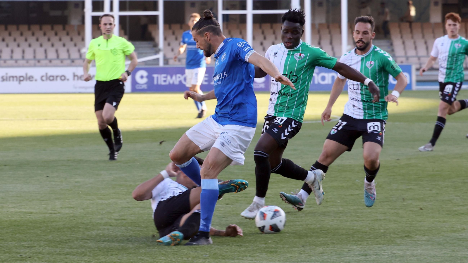 Javier Sánchez, al fondo, durante el Xerez DFC-Antequera de la temporada 22/23.