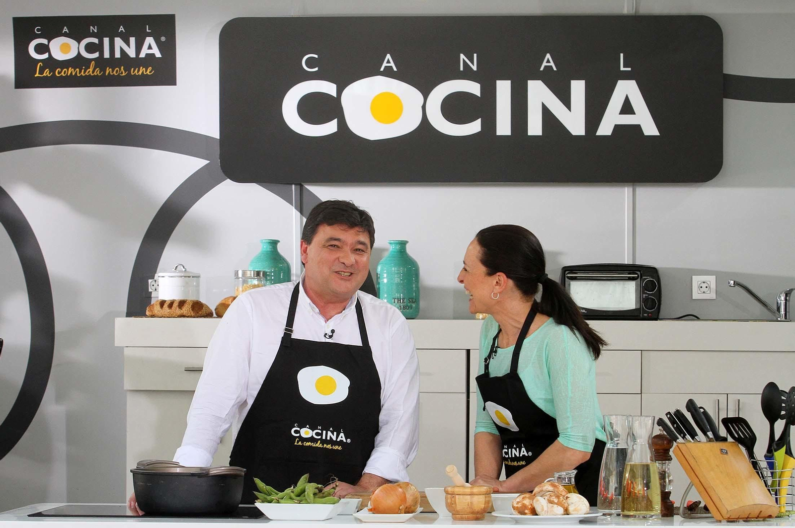 Imágenes de Gabriel Cruz durante la grabación del programa 'Hoy cocina el alcalde'.