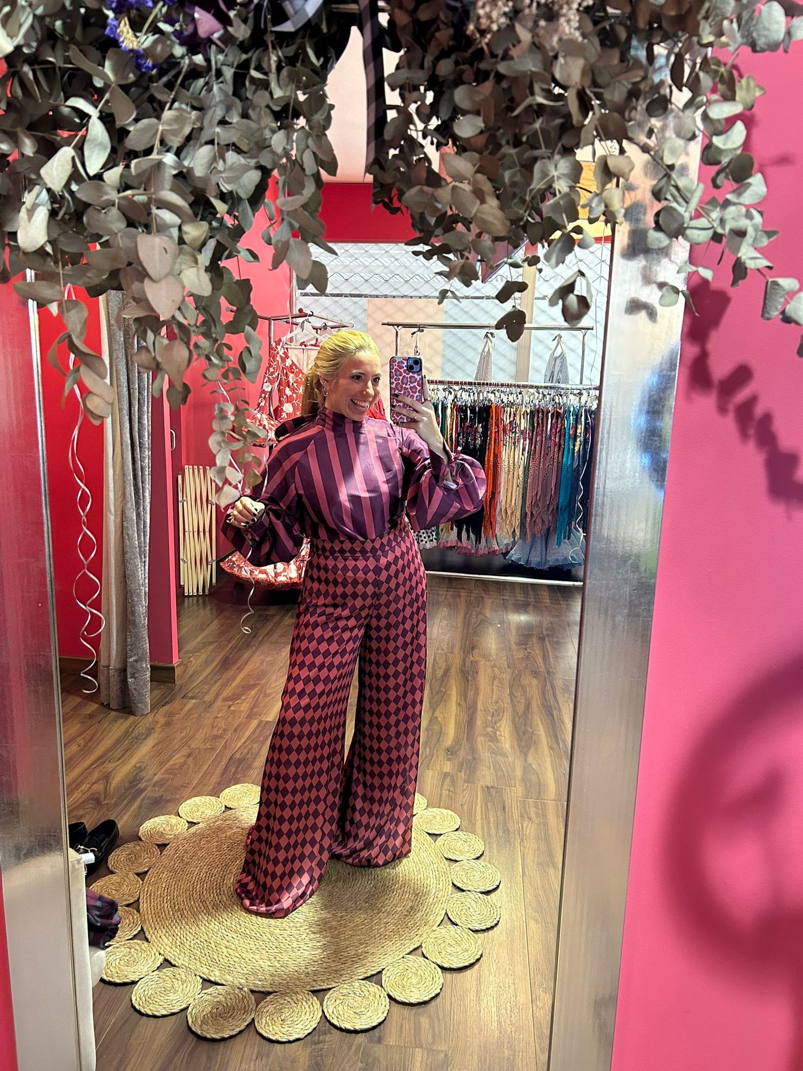 Una propuesta de look de invitada más rompedora con blusa y pantalones de estampados opuestos.