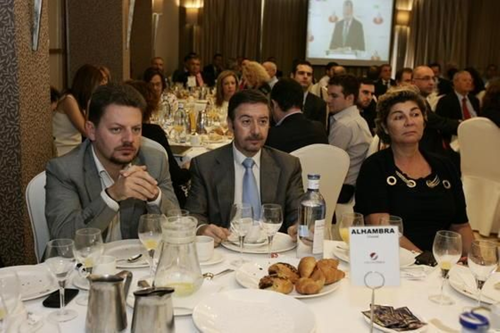 José Vélez, miembro del área de cultura del Ayuntamiento, José Antonio Camacho, jefe del servicio de Alcaldía, y Rafaela Abad, concejala de Hacienda

Foto: Rafael G. / Javier Alonso