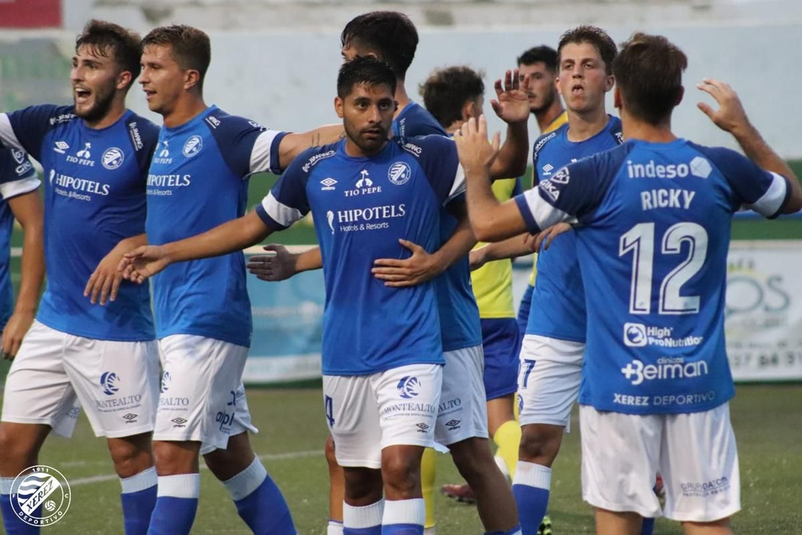 Los jugadores azulinos felicitan a Erik Aguado tras anotar el segundo gol del partido.