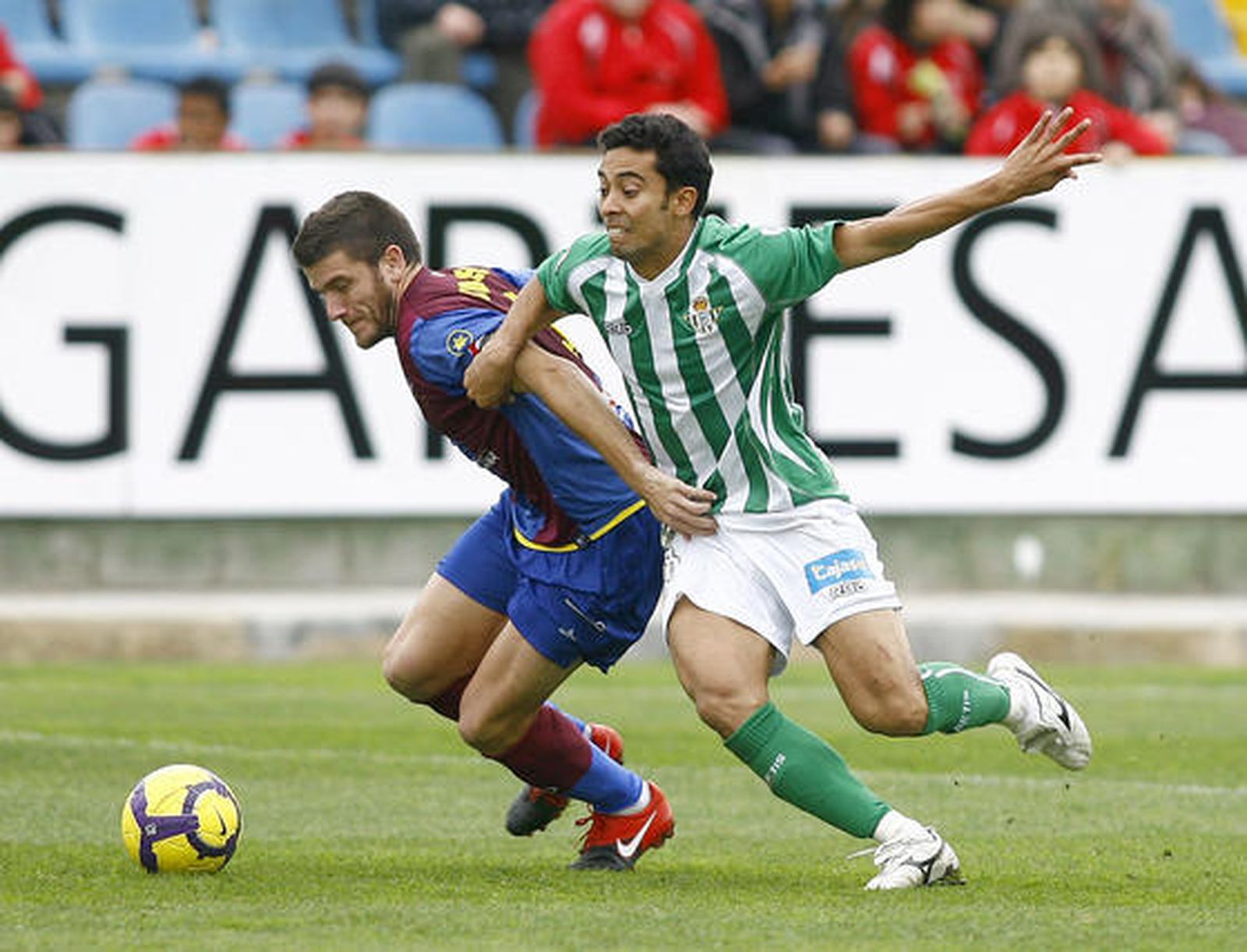 El equipo verdiblanco no puede sacar adelante los partidos lejos del Manuel Ruiz de Lopera. / LOF