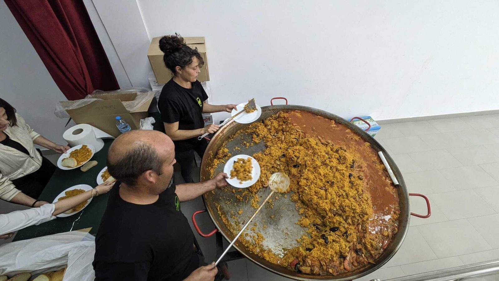 Los asistentes degustaron una rica paella.