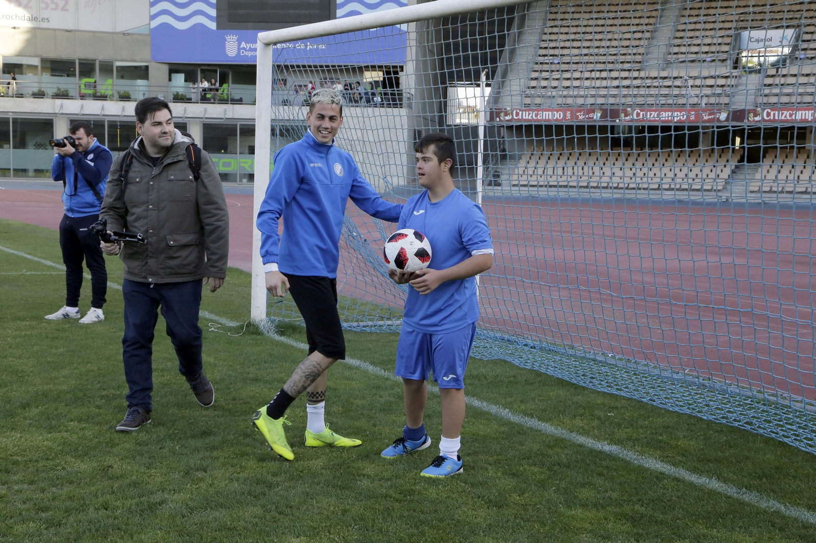 Cedown celebrando junto a los jugadores del Xerez DFC en dia del Sindrome de Down