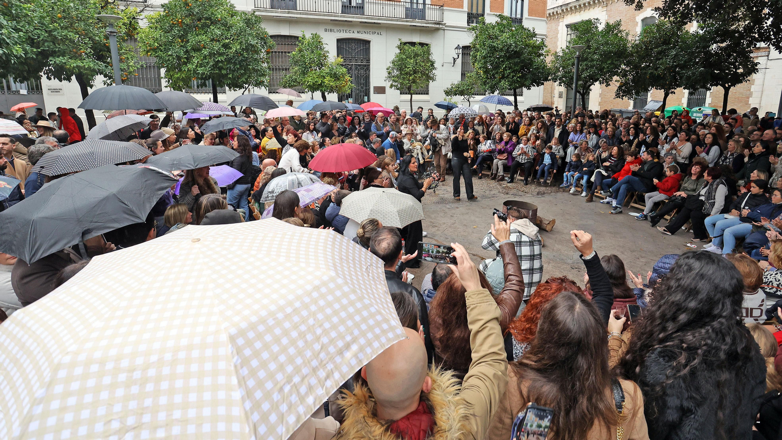 Ambiente de fiesta pasado por agua en las zambombas de Jerez