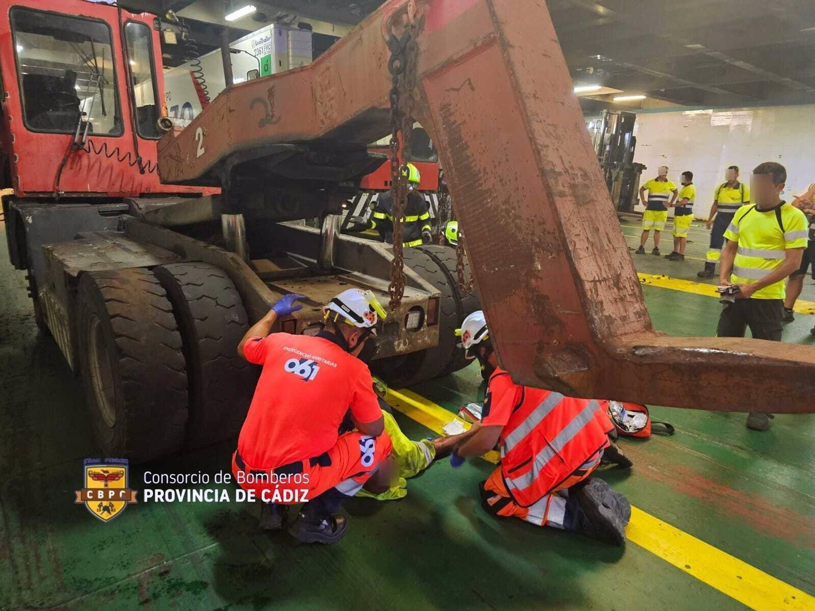 Rescatado un trabajador tras quedar atrapado bajo una grúa de gran tonelaje en el Puerto de Cádiz