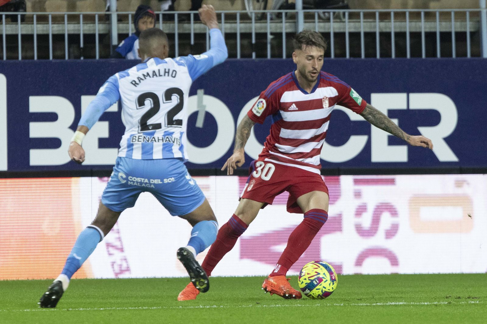 Ricard encara a Ramalho en el duelo ante el Málaga.