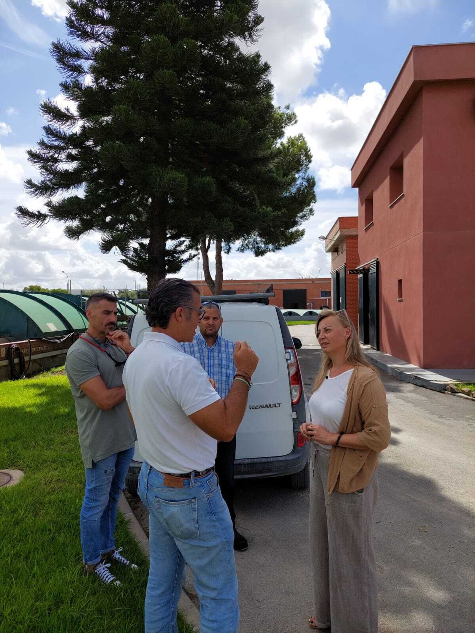 Desiré Olivero atiende las explicaciones de los técnicos.