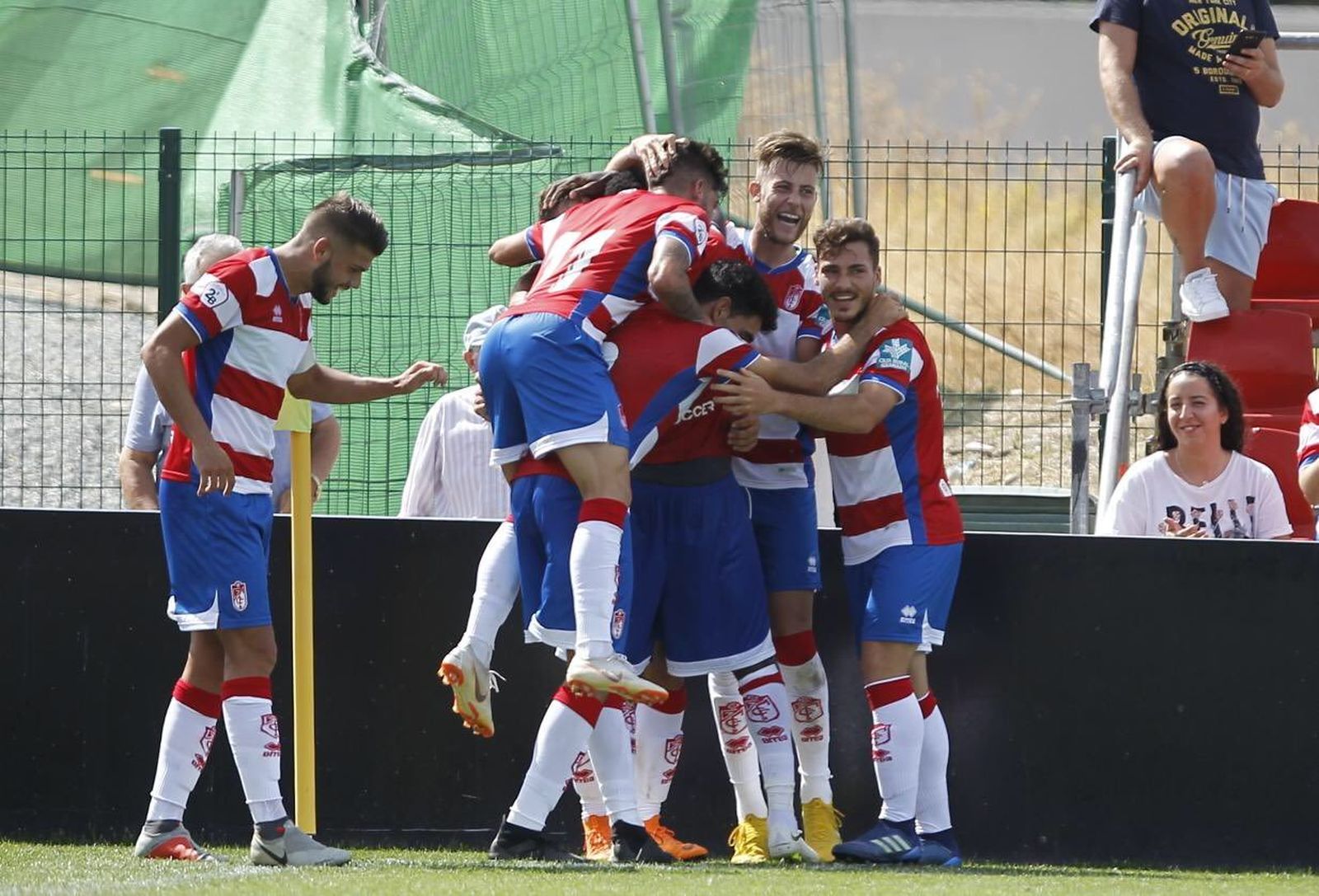 Jugadores granadinos celebrando la victoria.