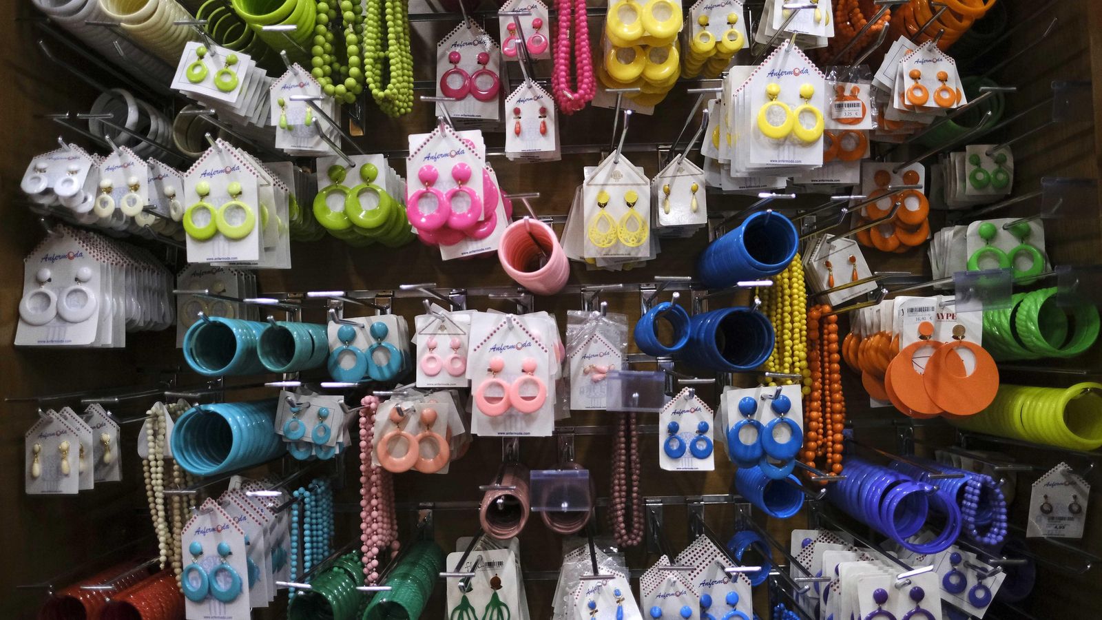 Las estantería se adaptan a las festividades más próximas.