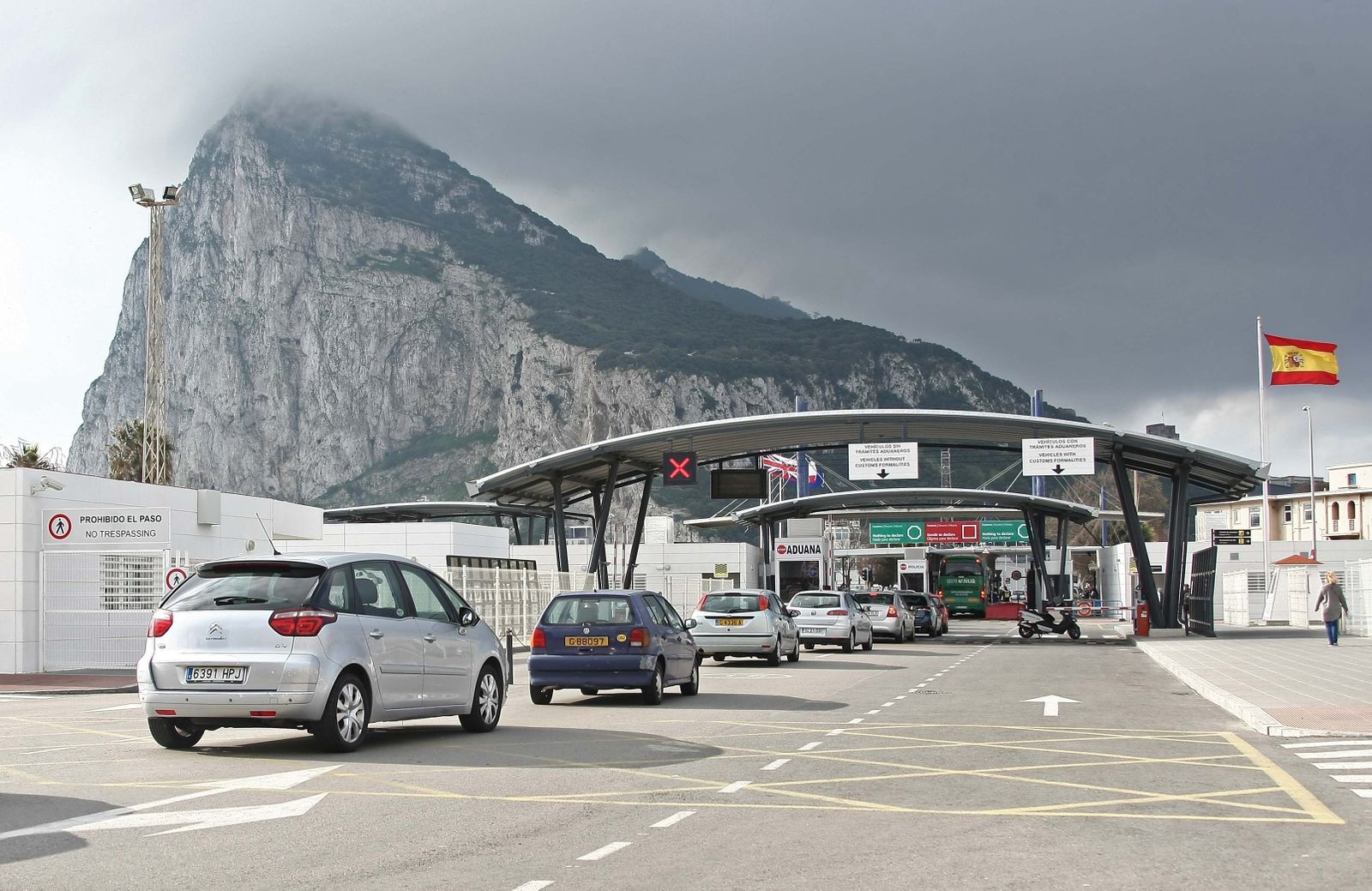 Una fila de vehículos en la aduana de Gibraltar.