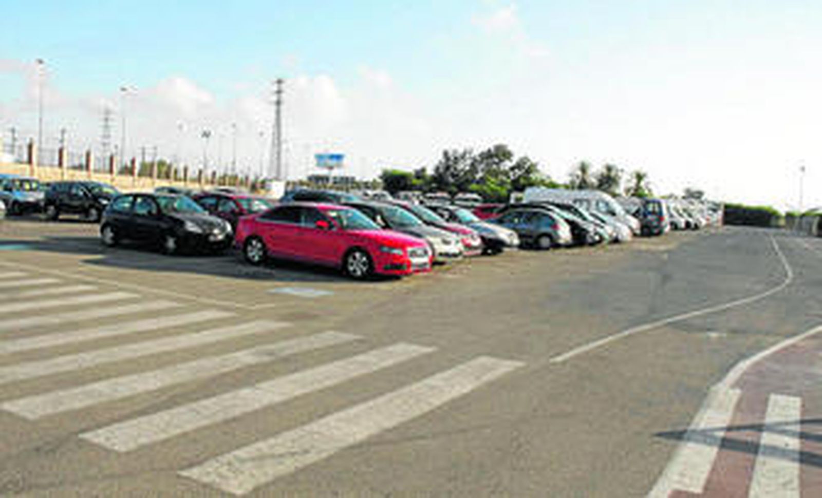 Una imagen del aparcamiento ubicado junto a la pasarela peatonal, que cerrará sus puertas a finales de este mes de septiembre.