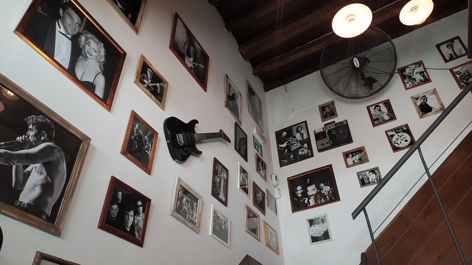 Cuadros de artistas malagueños, nacionales e internacionales, como Madonna, Mecano o Alaska, adornan las paredes de CTB Quintonería.