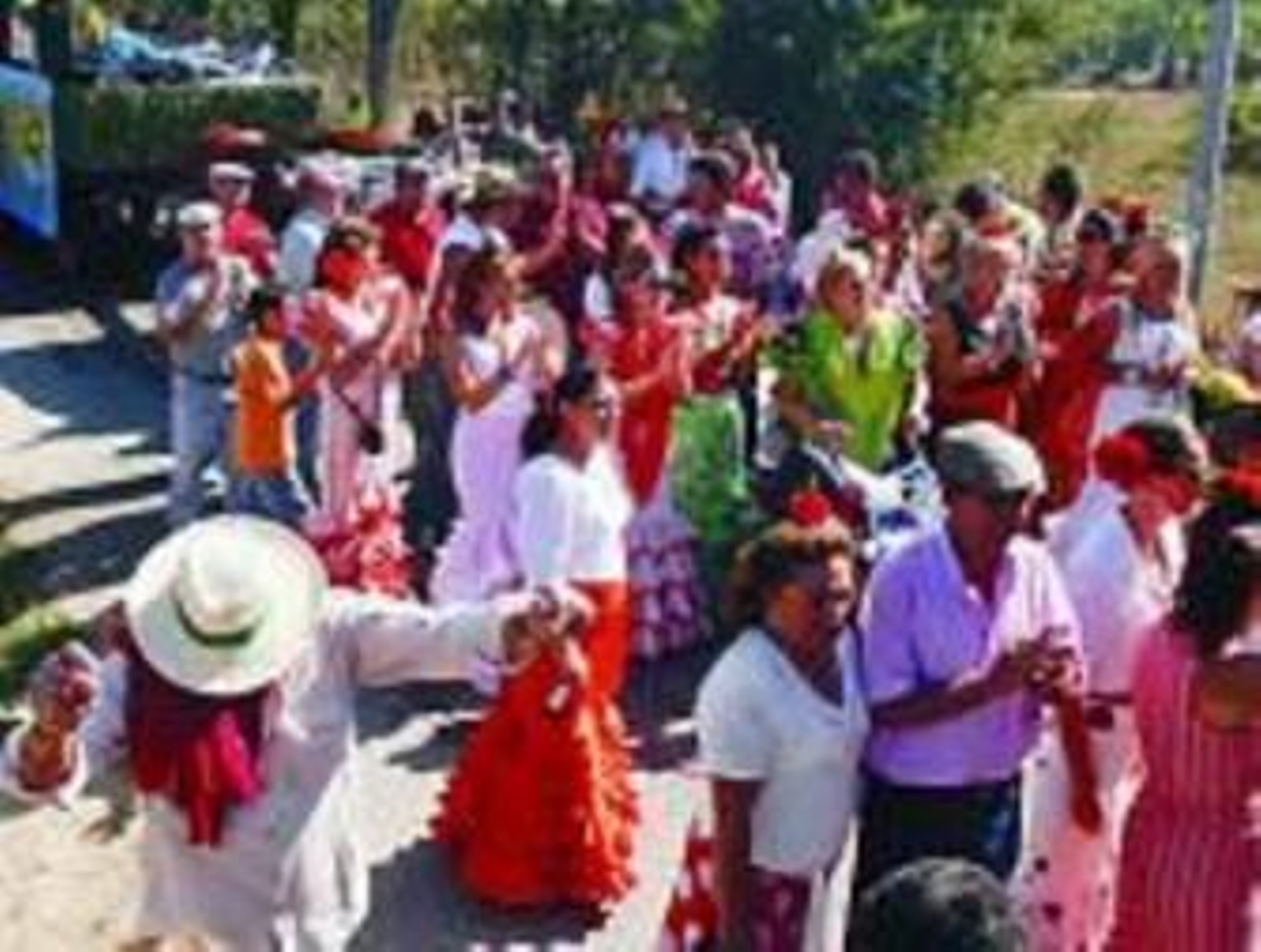 Florencio Quintero enseña un altar a la puerta del Patio de Banderas.