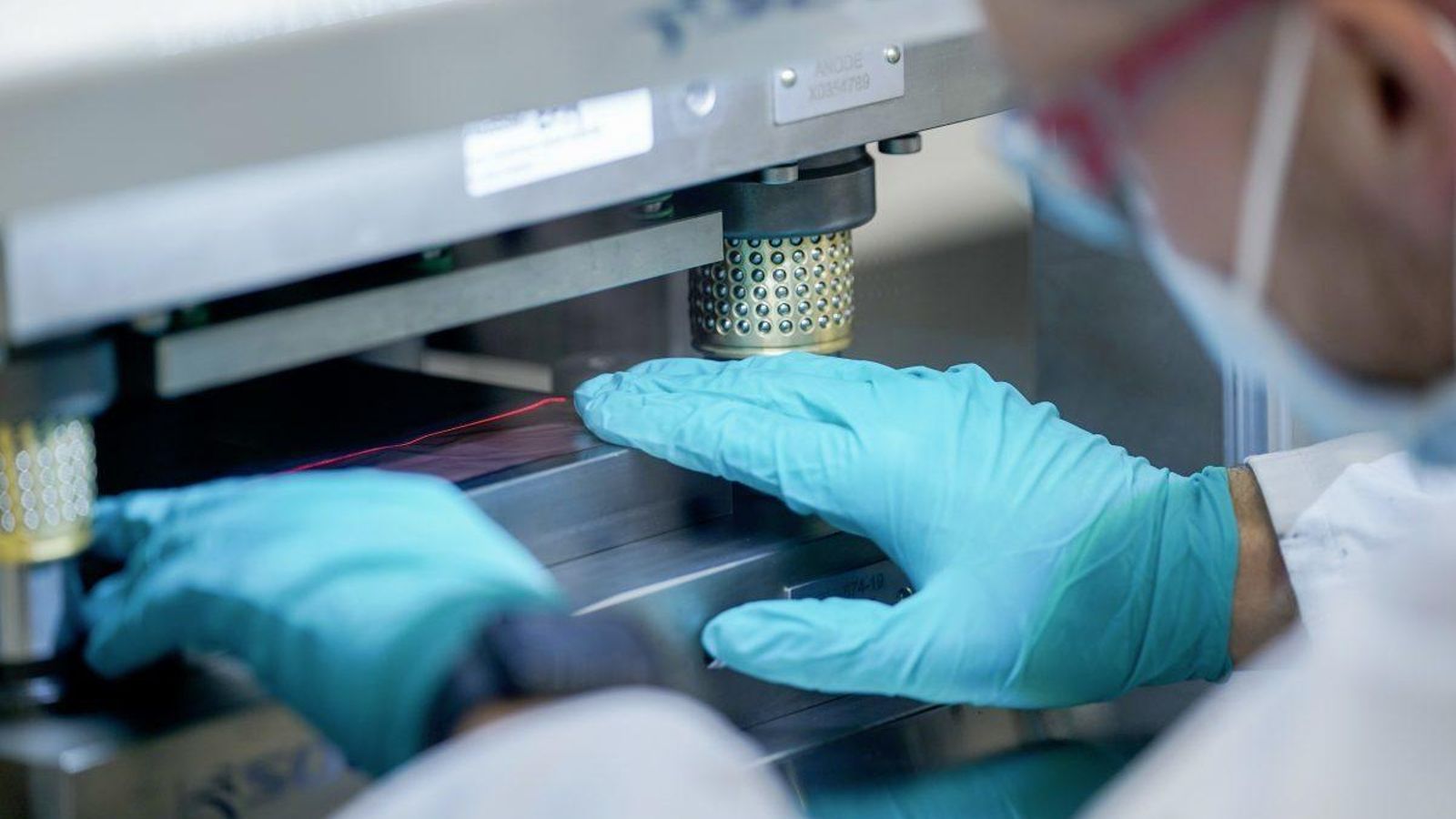 El documento señala la necesidad de potenciar la inversión en I+D+i como base del crecimiento industrial.