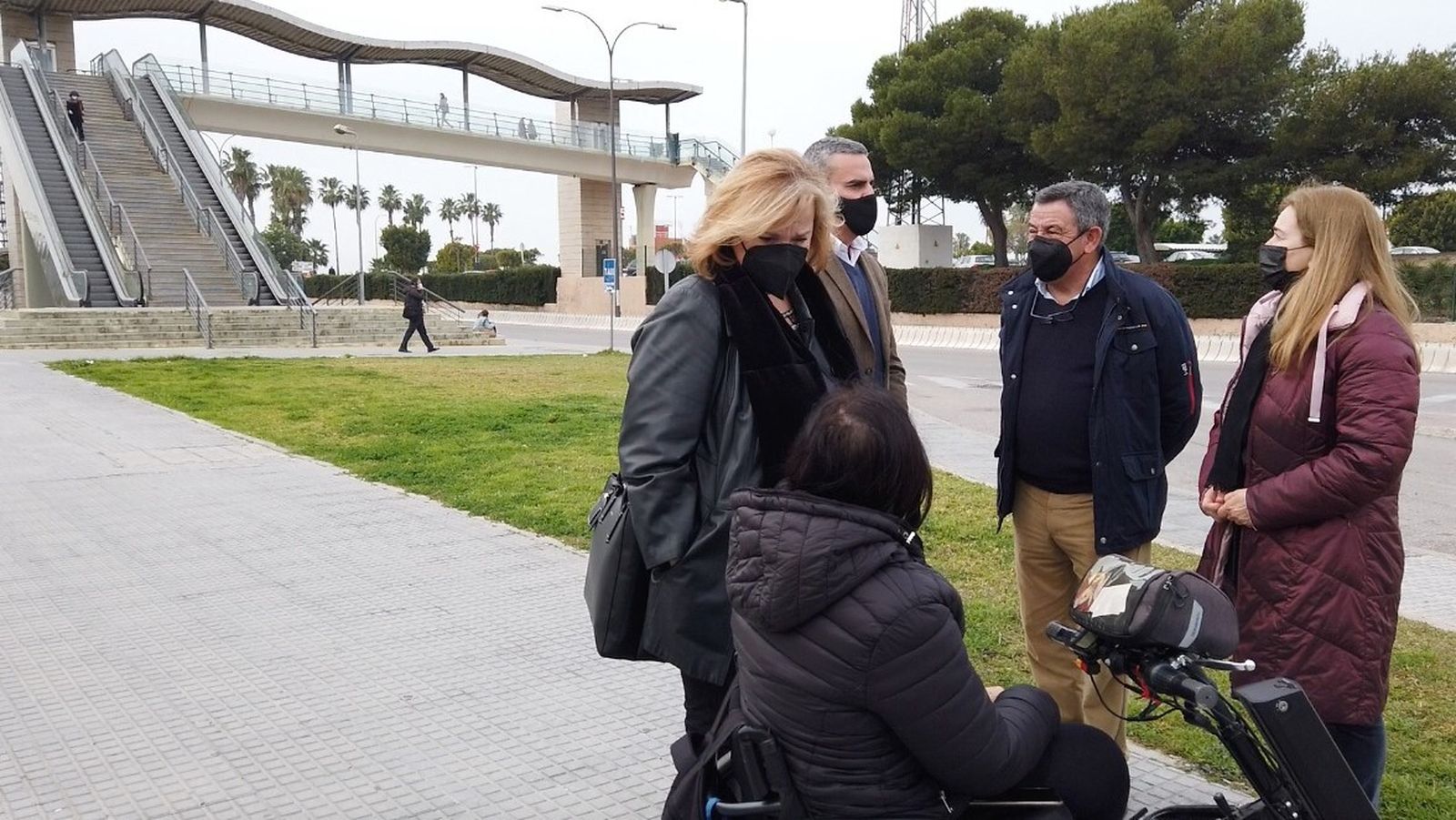 Teres Ruiz Sillero y José Ortiz, con Loaiza, De Alba y Malu del Río, en la estación de Bahía Sur.
