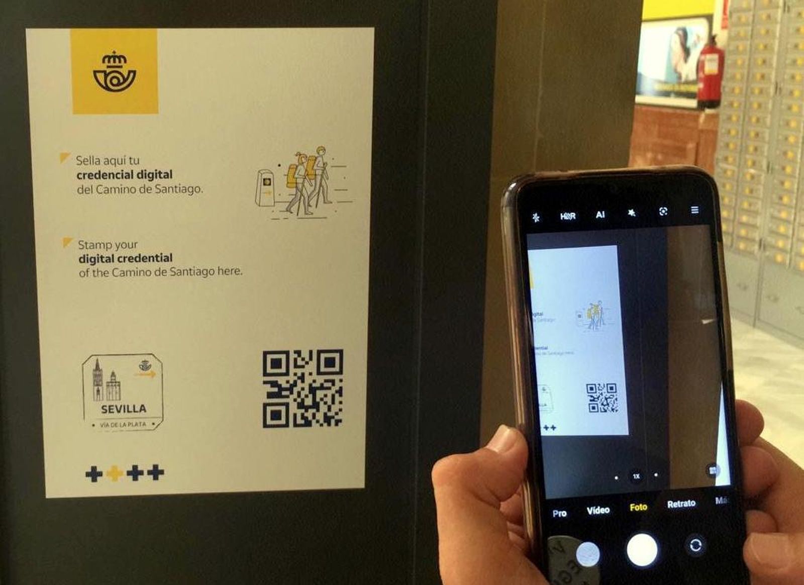 Un peregrino sella digitalmente su credencial en Correos.