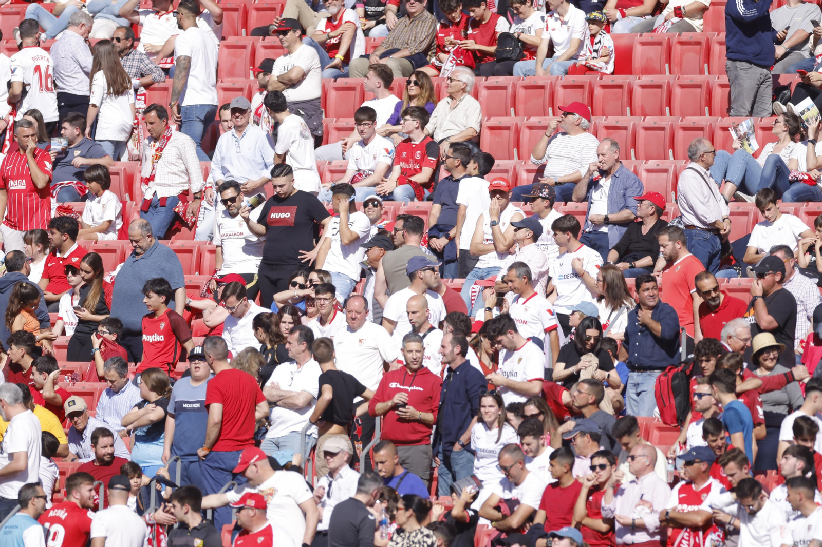 Búscate en las fotos del Sevilla-Almería