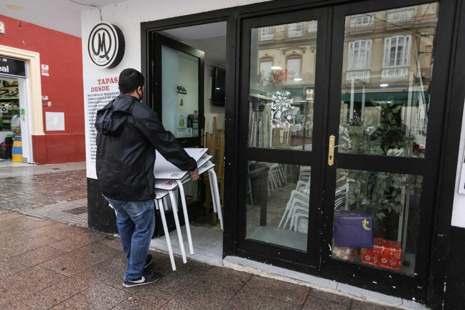 Un establecimiento hostelero de la calle Real recoge para el cierre.