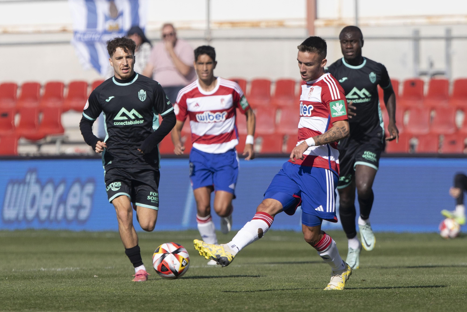 Mario mueve el balón durante el partido del Recreativo