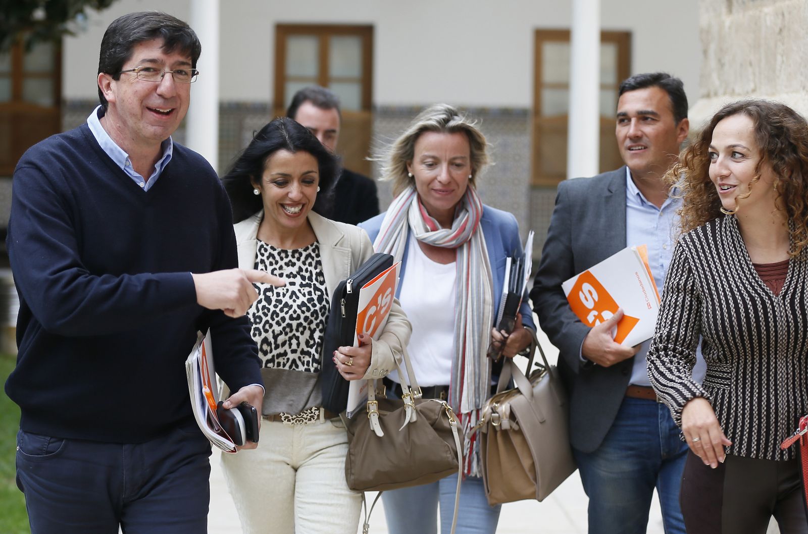 Juan Marín, con algunos de sus compañeros de grupo parlamentario, llegando ayer al salón de Plenos del Parlamento.