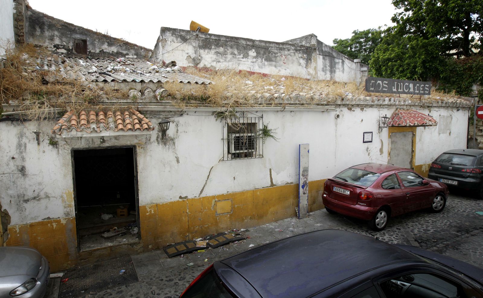 Imagen del estado ruinoso de la antigua peña Los Juncales.