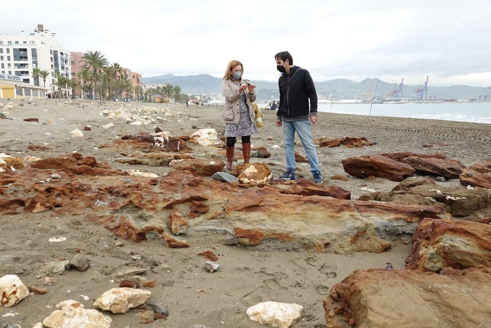 La viceportavoz socialista Begoña Medina en la playa de la Misericordia. La viceportavoz socialista Begoña Medina en la playa de la Misericordia.