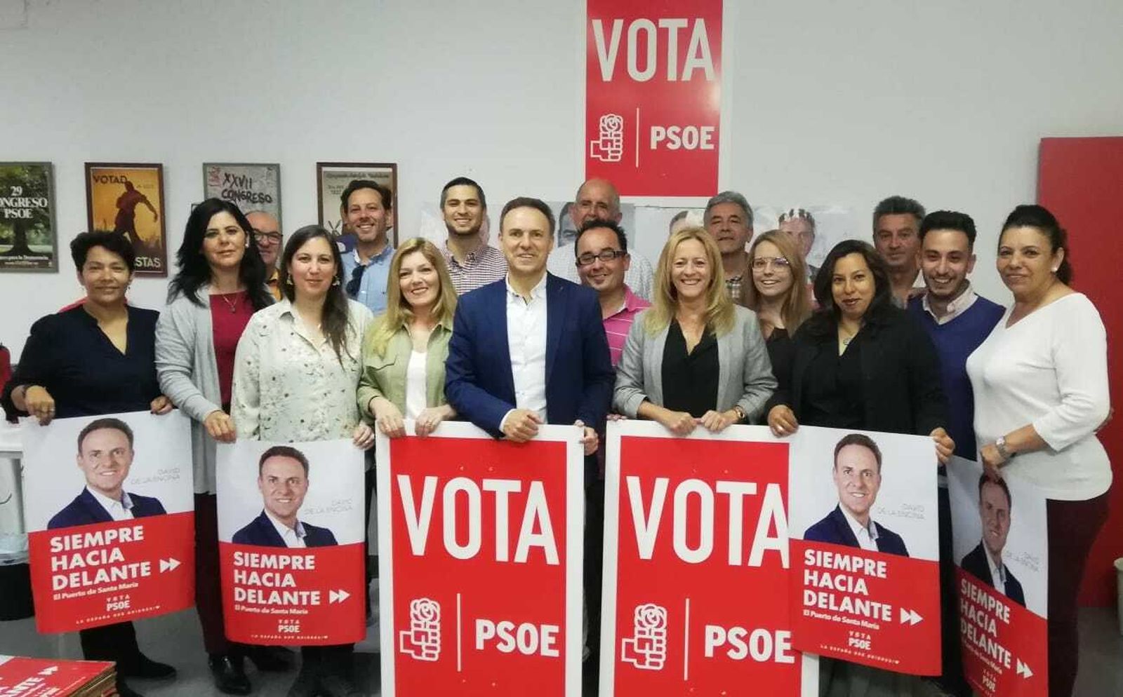 La candidatura del PSOE, en la sede del partido la noche de la pegada de carteles.