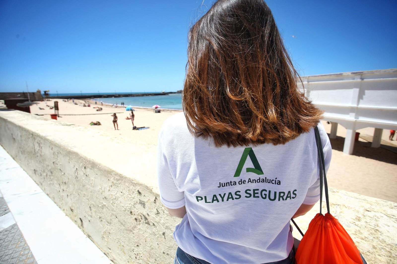 Una de las auxiliares de playa, en  La Caleta.