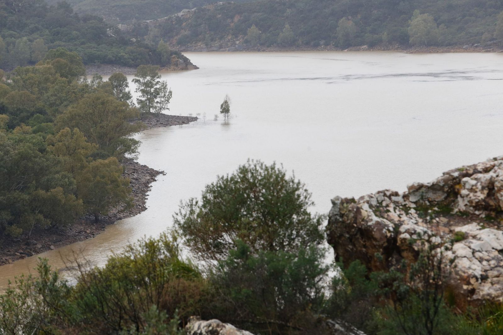 El pantano de Guadarranque, al 82% tras semanas desembalsando, en imágenes