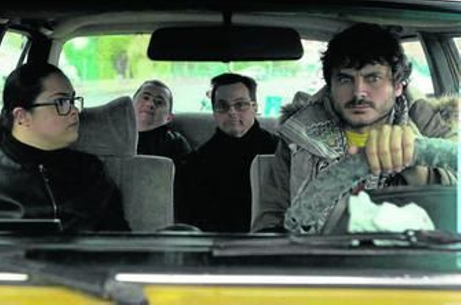 Fotograma del corto con Salva Reina al volante, junto a Sara Sánchez y atrás Carlos Pérez y Manuel Ponce.