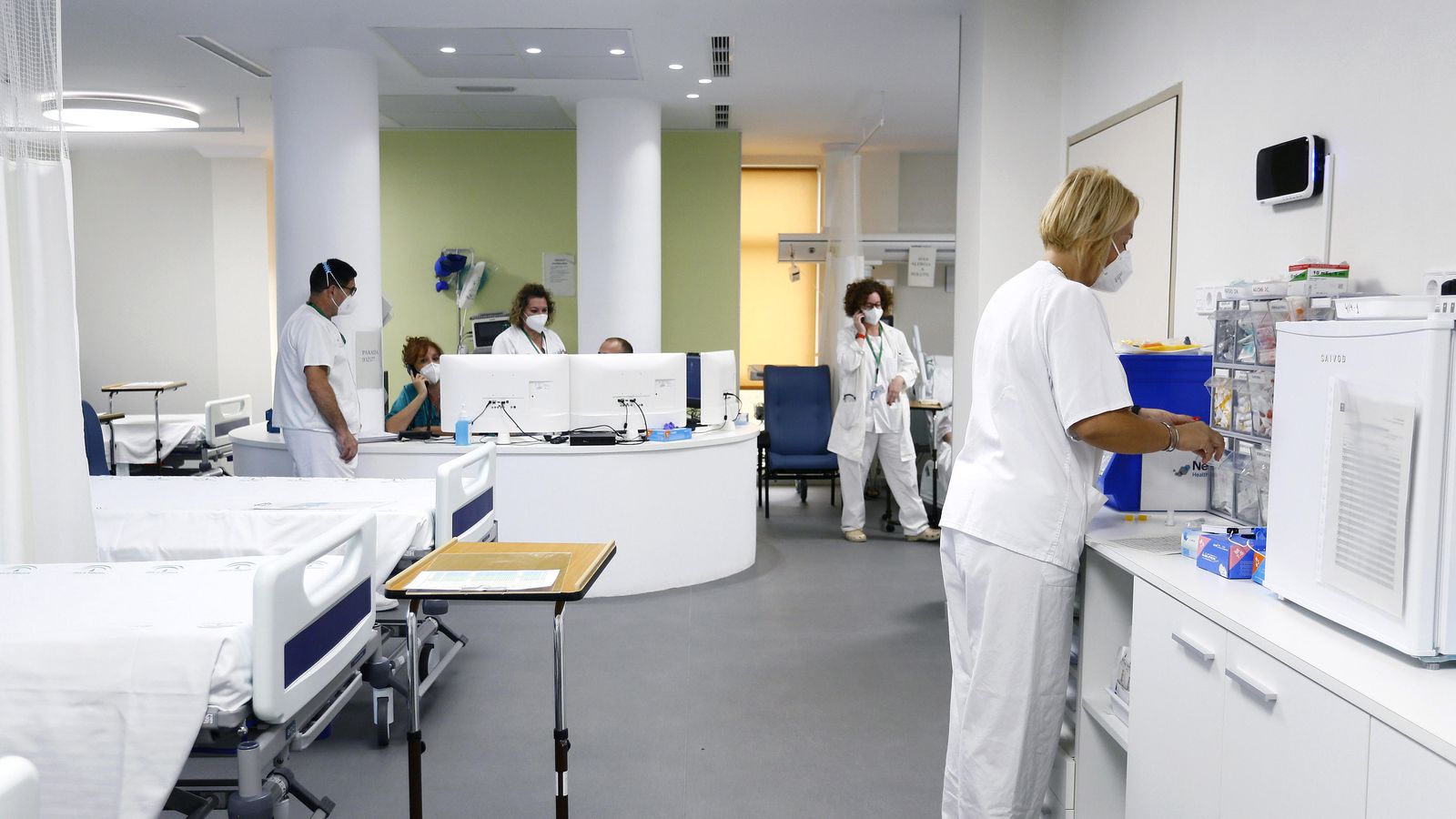 Profesionales trabajando en la Unidad, que cuenta con ocho camas.