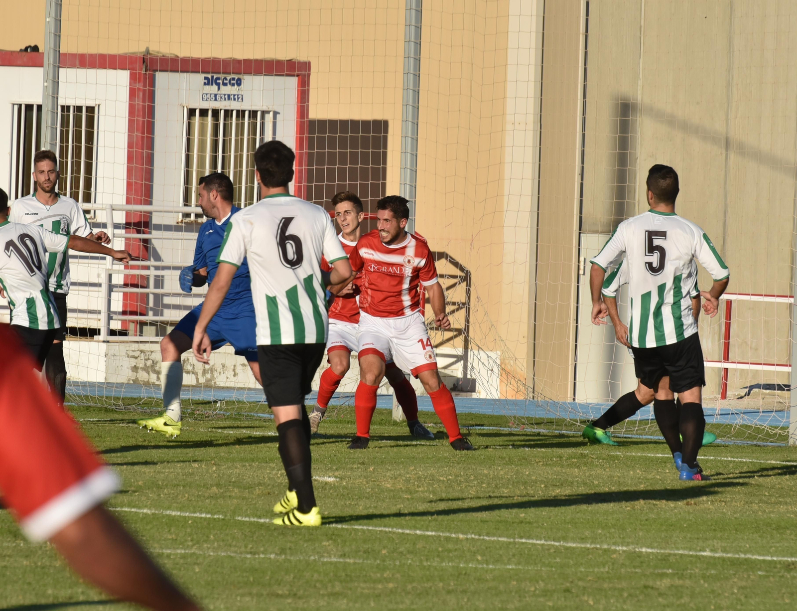 El rojillo Carlos Trujillo, tras una ocasión de los locales.