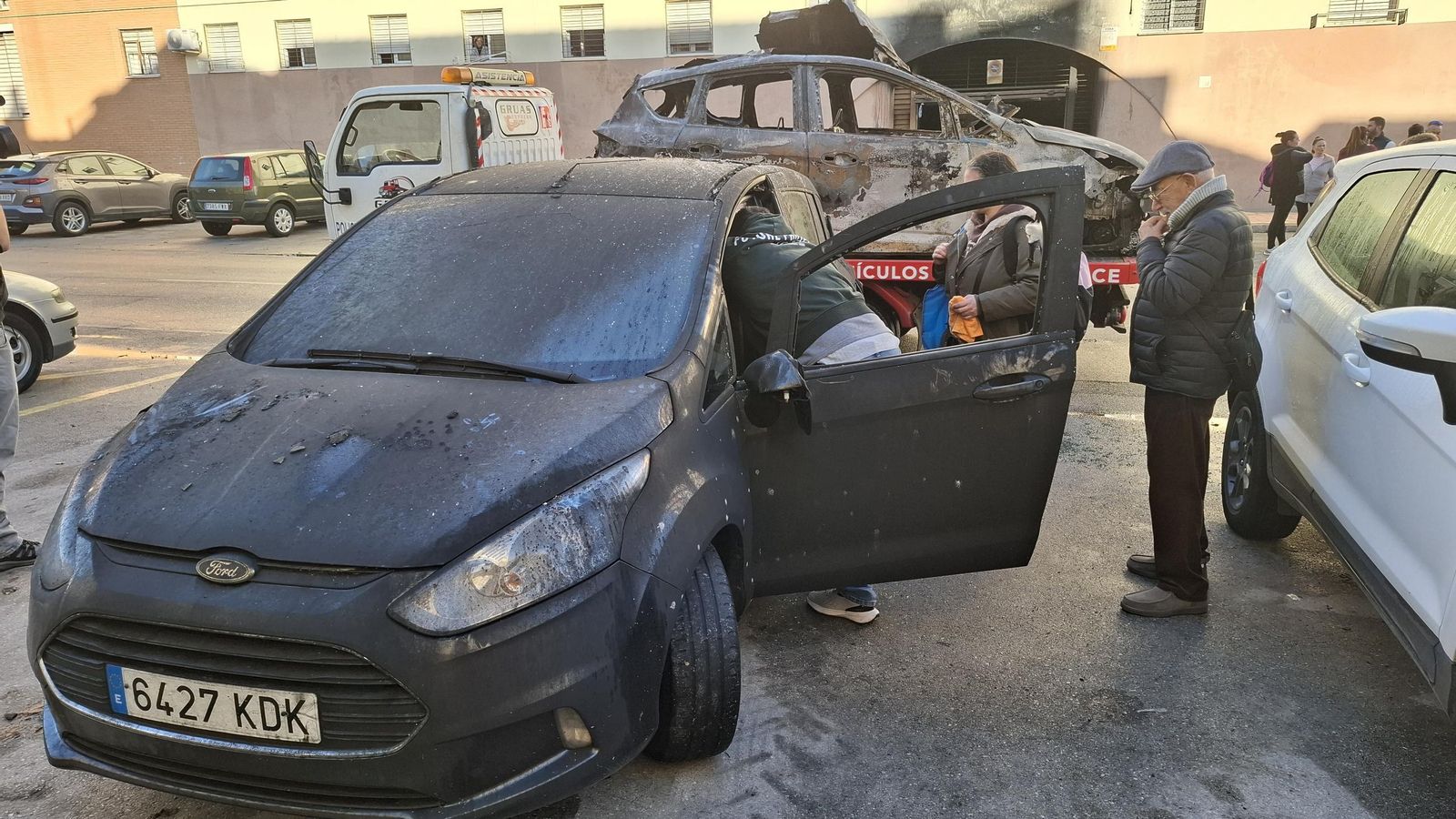 Los propietarios d eun vehículo comprueban su estado tras salir del garaje