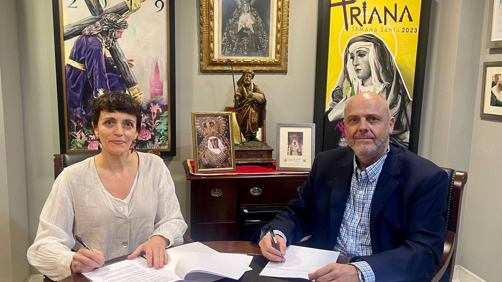 Firma del contrato entre Hurtado y Sergio Sopeña, hermano mayor