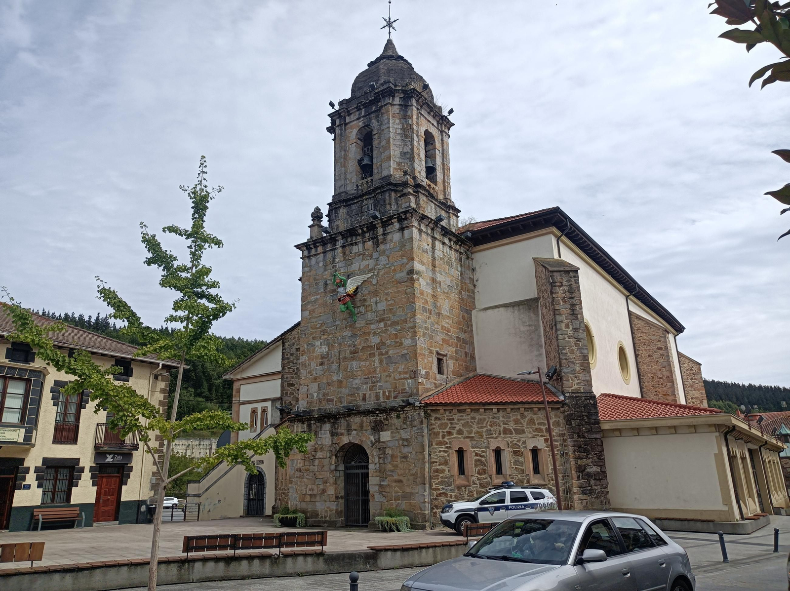 Acabamos la etapa ante la Iglesia de San Miguel Arcángel, en Zalla.
