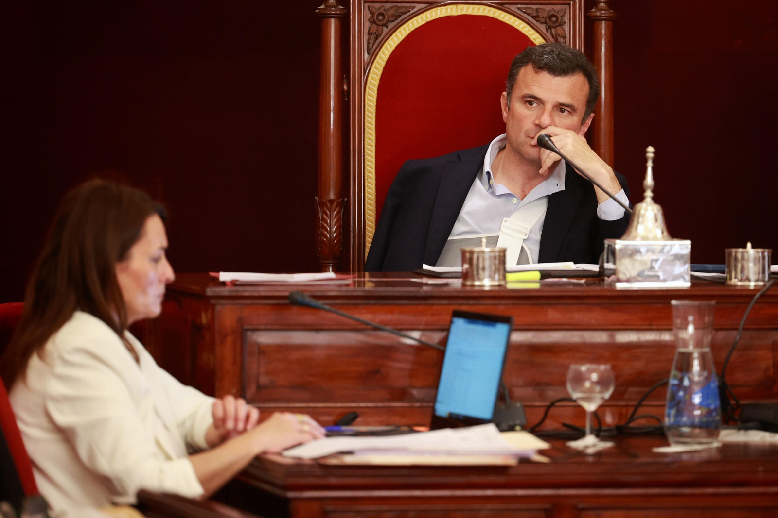 El alcalde, Bruno García, no se perdió el pleno a pesar de la lesión de hombro que le obliga a llevar el brazo en cabestrillo.