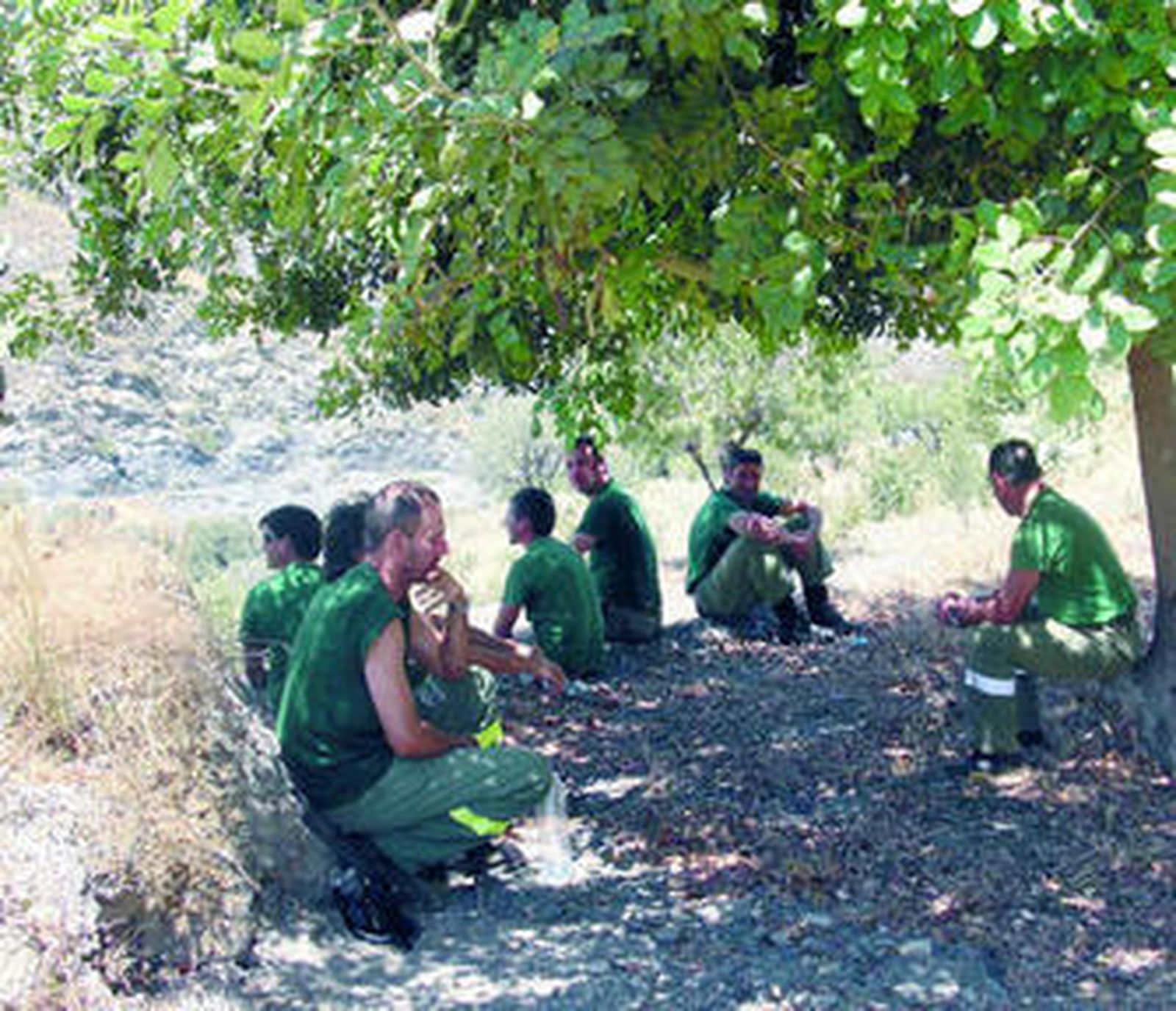 Un retén del Infoca descansa antes de relevar a sus compañeros.