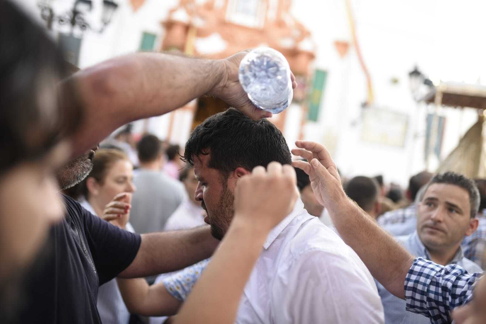 La Virgen del Rocío avanza por las calles de Almonte, en imágenes