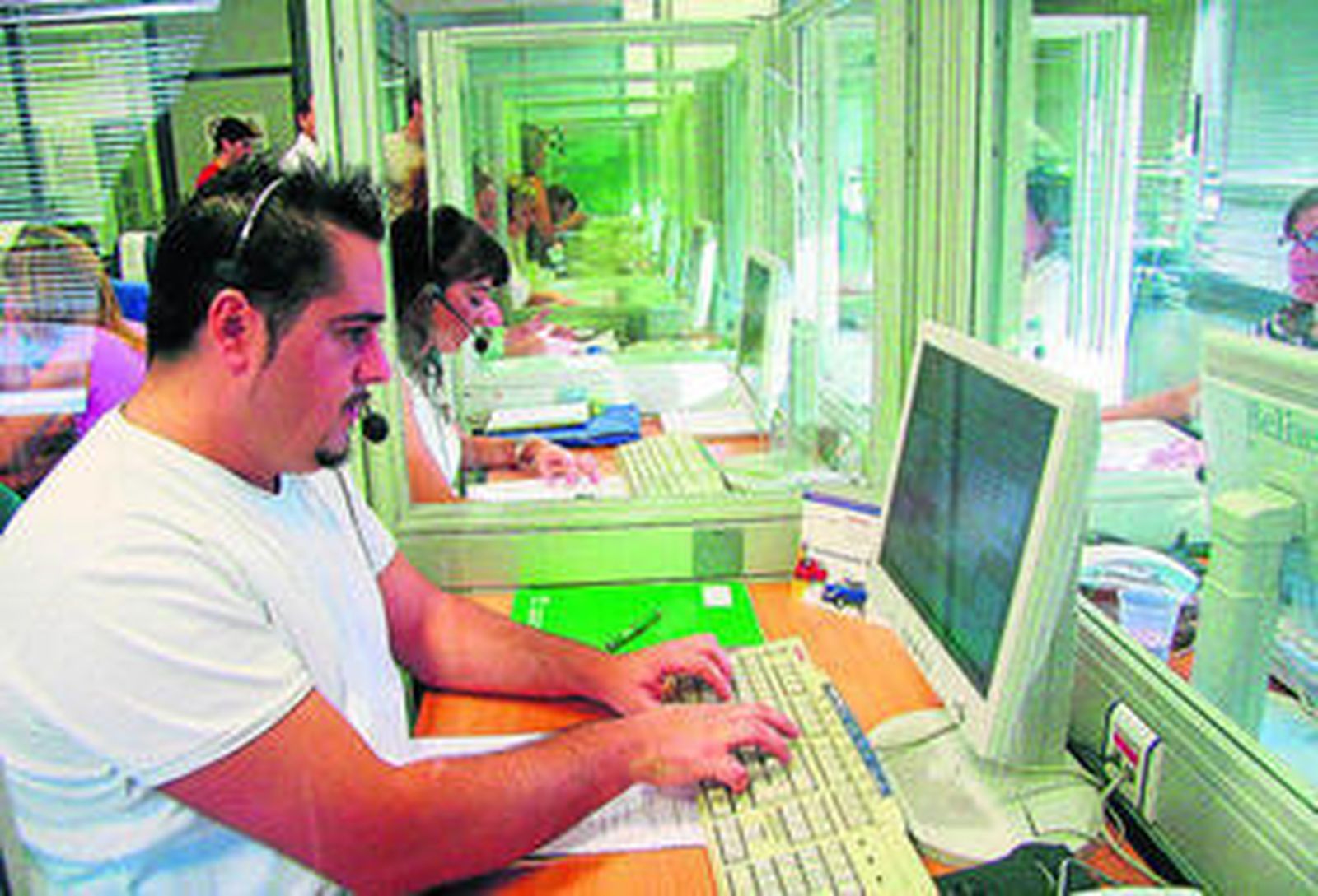 El 38% de las llamadas al teléfono del mayor son por abandono o maltrato