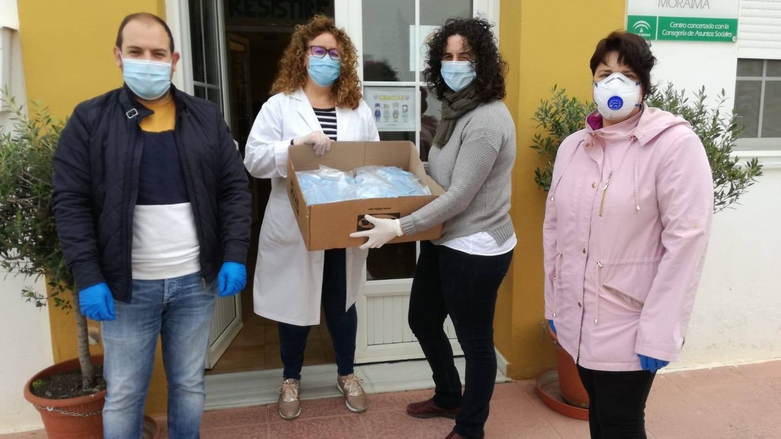 La alcaldesa de Ohanes, Rafaela Ortega, repartiendo mascarillas.